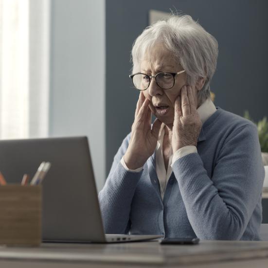 Frustreret dame sidder foran sin computer