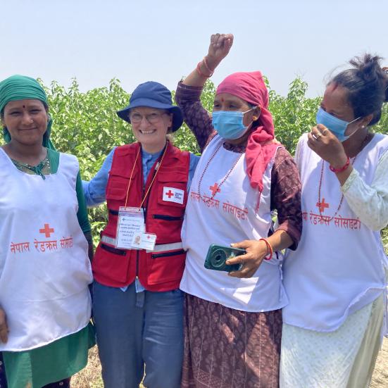 Anne Katrine Maegaard med Røde Kors medarbejdere i Nepal