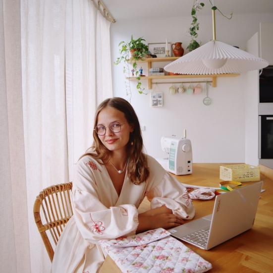 Maria Møller ved kreabord