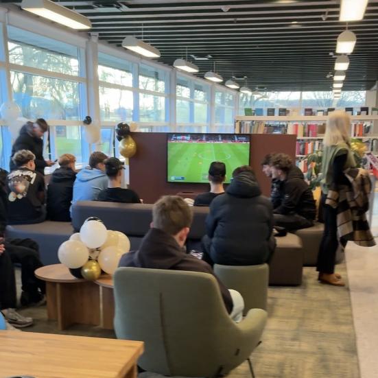 Billede af ungeområdet, de unge spiller playstation