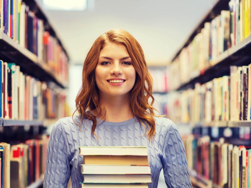 Bibliotekar med en stak bøger