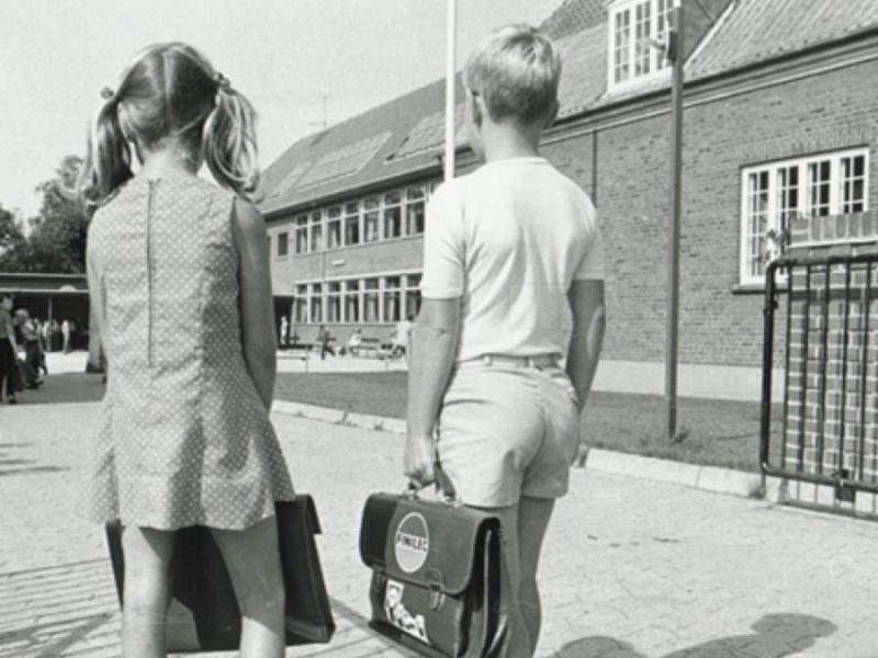 To elever på første skoledag i 1972 på Møllemarksskolen i Nakskov
