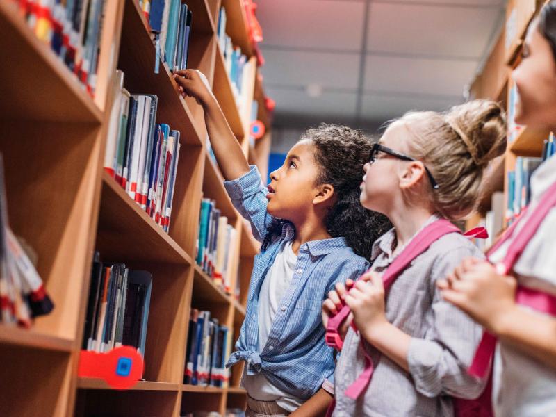 Skolebørn på biblioteket