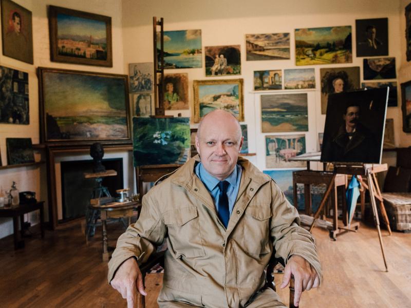 Niels Bjerre foran nogle af Winston Churchills malerier (Foto: Sarah Fleet)