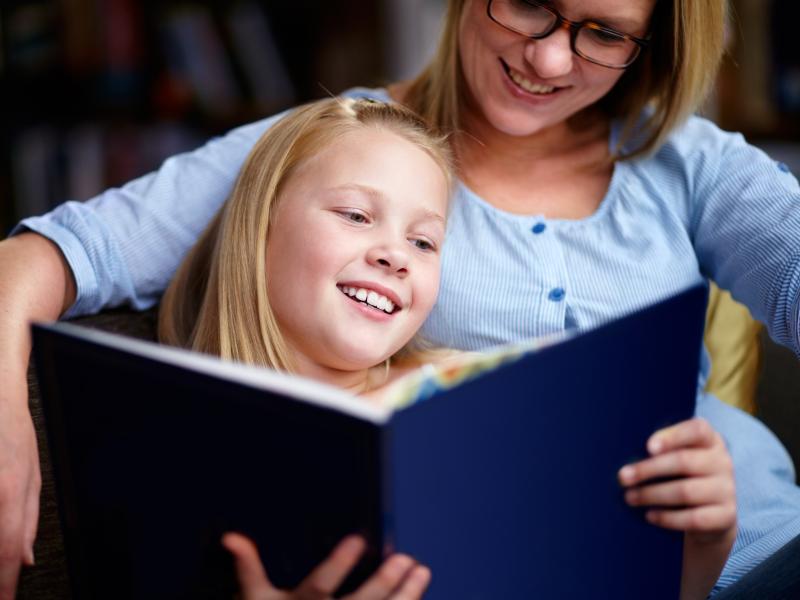 En mor læser med sit barn