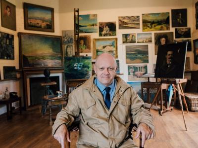 Niels Bjerre foran nogle af Winston Churchills malerier (Foto: Sarah Fleet)