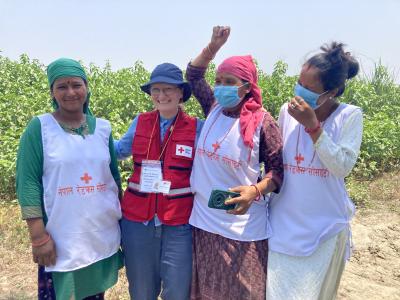 Anne Katrine Maegaard med Røde Kors medarbejdere i Nepal