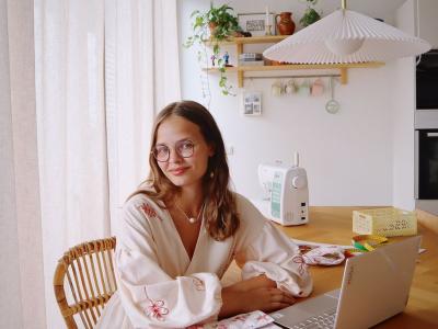 Maria Møller ved kreabord