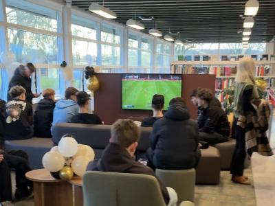 Billede af ungeområdet, de unge spiller playstation