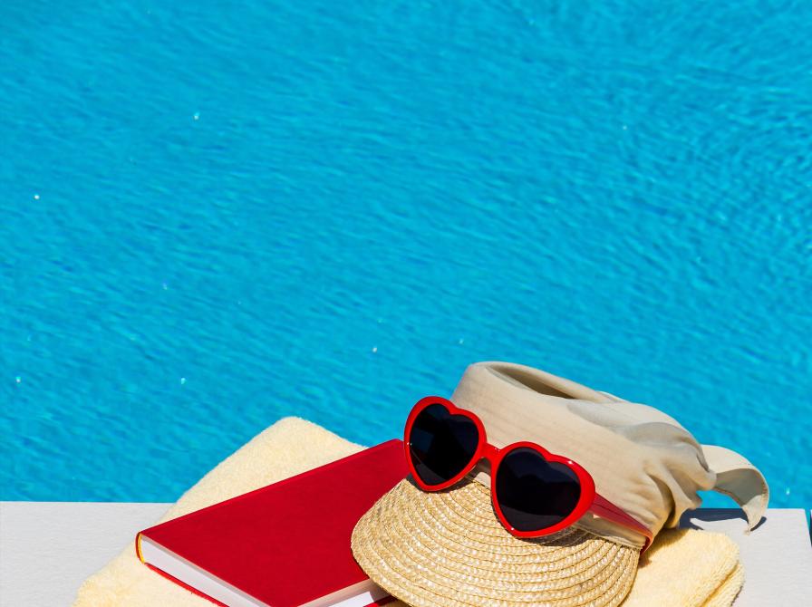 Bog på håndklæde ved pool