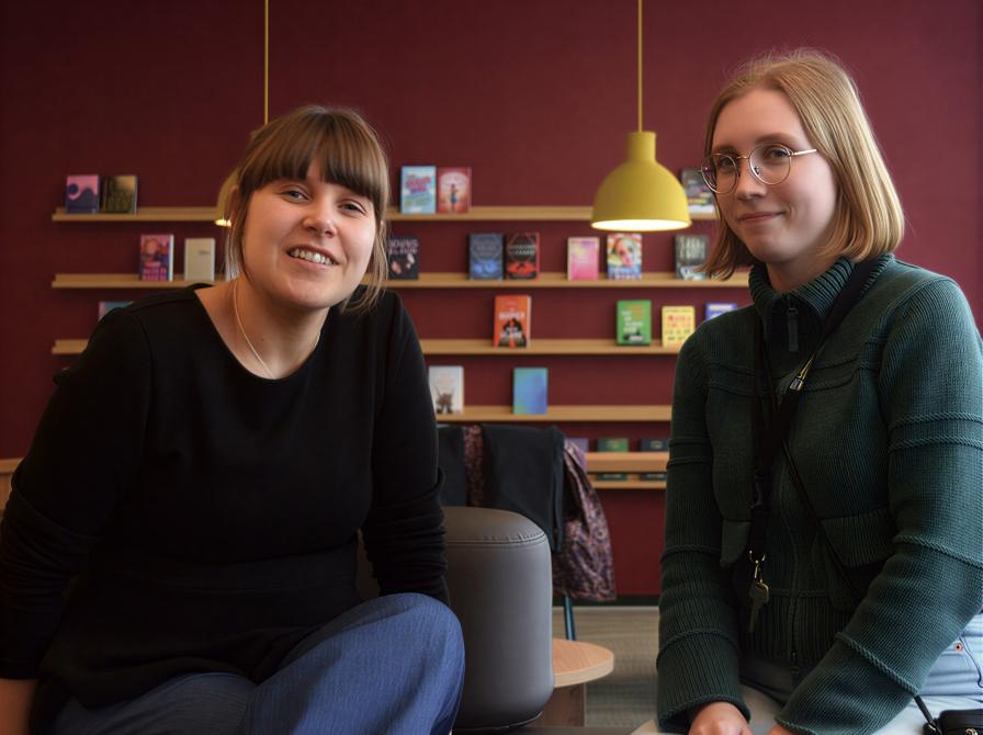 Biblioteksformidlerne Dagmar Vad Thomsen og Nicoline Sørensen i det nye ungeområde på Nakskov Bibliotek