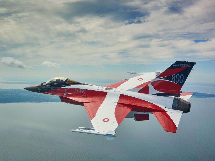 F-16 fly