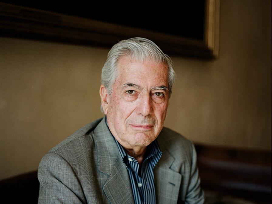 Forfatterportræt af Mario Vargas Llosa foran et maleri